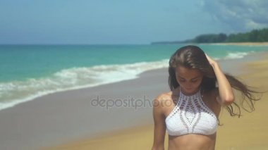 Güneşli bir gün kadının bikini