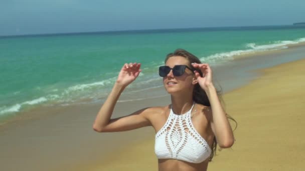 Jong meisje lopen op tropisch strand — Stockvideo
