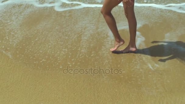 Gambe femminili che camminano vicino alla spiaggia — Video Stock