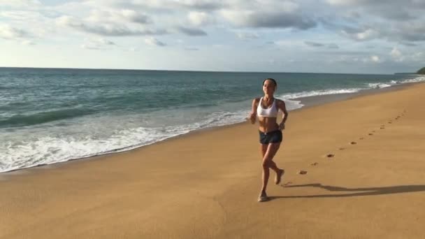 Sport course femme jogging sur la plage — Video