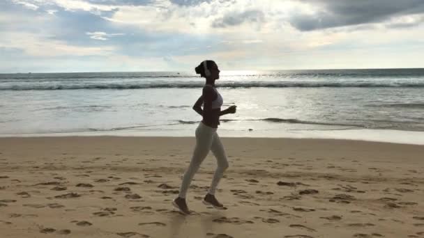 Femme bénéficiant d'une activité de plein air — Video