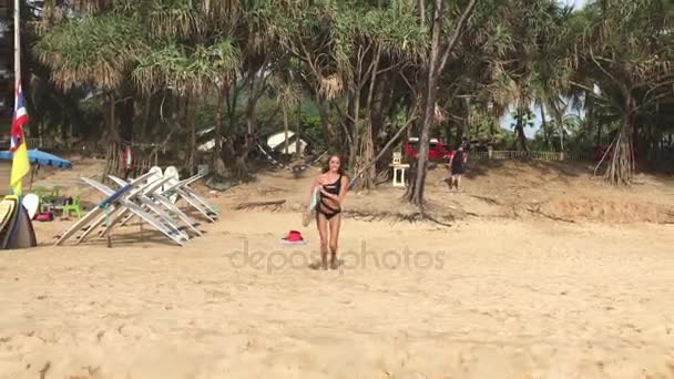 Sexy kobieta w Bikini z jej desek surfingowych — Wideo stockowe