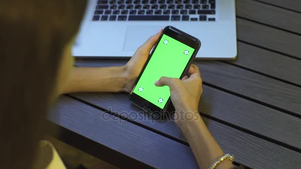 Mujer sosteniendo pantalla verde Smartphone — Vídeos de Stock