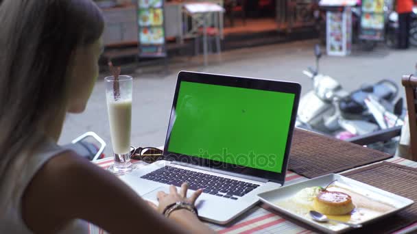 Student benutzt Laptop während er im Café sitzt — Stockvideo