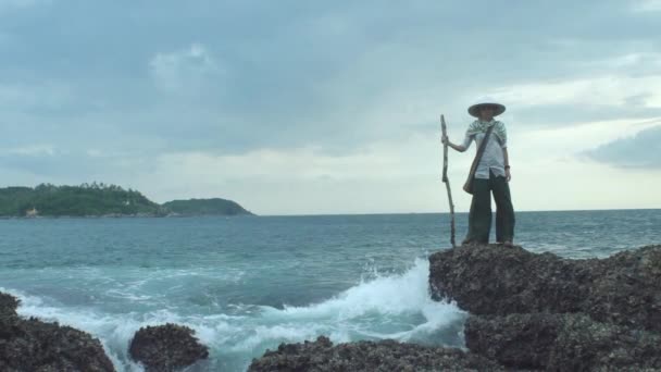 Nativa asiática mujer holding pikestaff — Vídeos de Stock