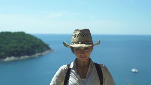 Туристическая девушка путешествует вдоль Азии, концепция активного образа жизни — стоковое видео