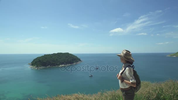 Молода дівчина з рюкзака на гору пік морський пейзаж — стокове відео