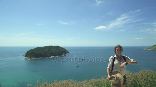 Sac à dos voyageur femme debout sur la falaise de la mer — Video