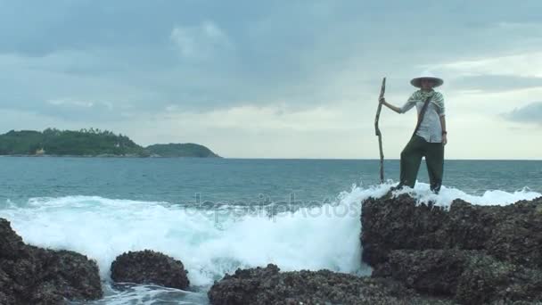 Voyageur femme sur la côte avec ciel nuageux arrière-plan — Video