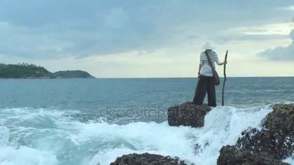 一个孤独的旅行者脚下的海浪 — 图库视频影像
