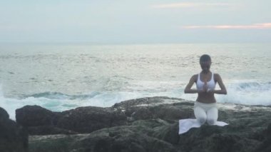 Kumsalda Yoga poz pratik kadın