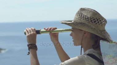 Okyanus manzara bakan turist kız