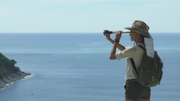 Explorer mengamati dalam pencarian tanah baru — Stok Video