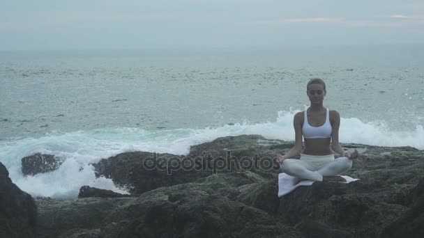 Meditación cerca del mar, haciendo yoga en la playa — Vídeo de stock