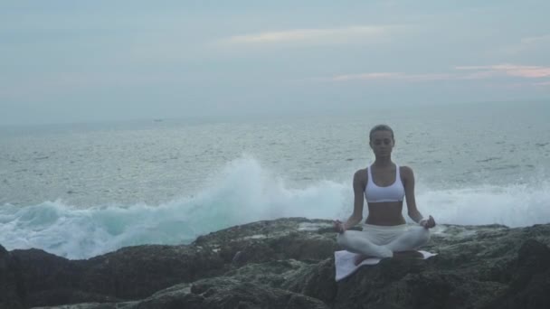 Γυναίκα στην Γιόγκα Διαλογισμός Lotus θέση μπροστά στη θάλασσα — Αρχείο Βίντεο