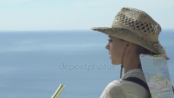 Giovane donna di viaggio guardando in Spyglass a Horizon — Video Stock