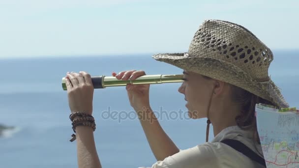 Turist flicka med utsikt över havet landskapet — Stockvideo