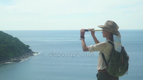 Туристична дівчина з телескопом у морі — стокове відео