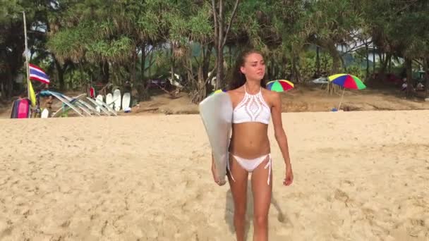 Hermosa mujer surfista buscando las olas — Vídeos de Stock