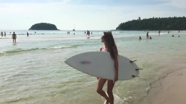 Concepto de vacaciones, surf, deportes acuáticos y personas — Vídeo de stock