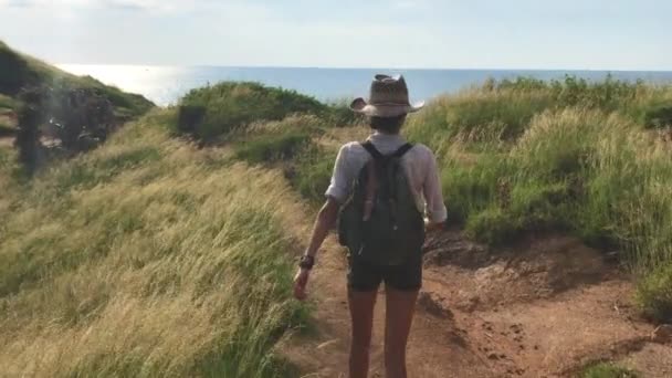 Молода дівчина подорожує, Концепція літніх канікул — стокове відео