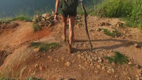 Voyageur avec sac à dos explorant au sommet de la montagne — Video