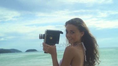 Retro kamera ile video çekim kadın