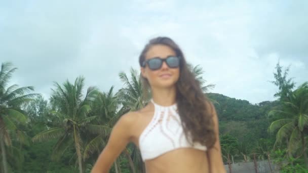 Concepto de vacaciones y gente, chica sonriente con gafas de sol — Vídeos de Stock
