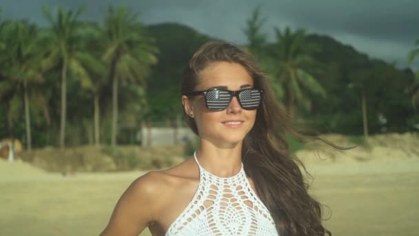 Портрет красивої дівчини в сонцезахисних окулярах — стокове відео