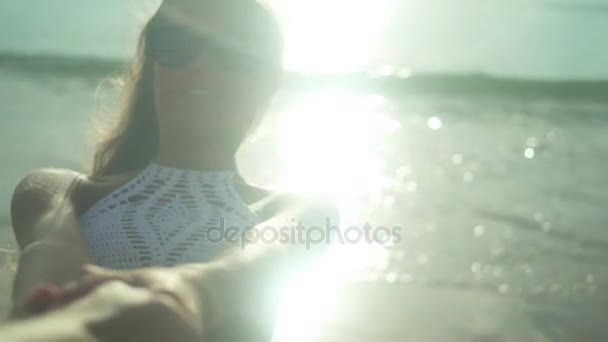 Chica joven girando en la costa de la playa del océano — Vídeos de Stock