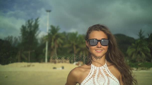 Chica sonriendo en la playa, bandera americana en gafas de sol — Vídeos de Stock