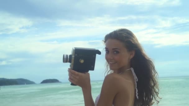 Mulher filmando vídeo com câmera retro — Vídeo de Stock