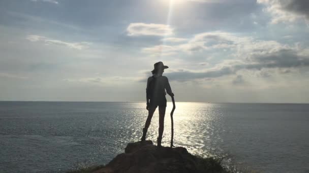 Chica viajero disfrutando de la vista de la hermosa bahía del mar — Vídeos de Stock