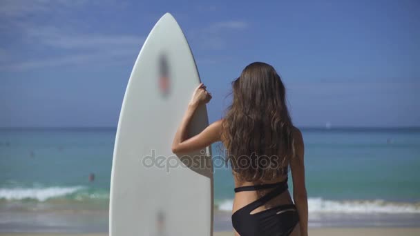 Surfista chica mirando el océano — Vídeo de stock