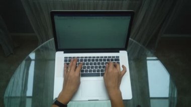 Dizüstü bilgisayarda yazarak çalışma kadın el