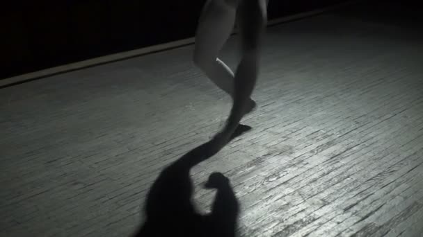 Χορευτής μπαλέτου performing επί σκηνής — Αρχείο Βίντεο