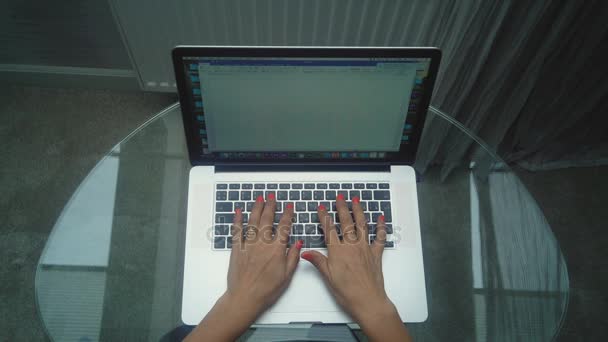 Manos femeninas en el teclado — Vídeo de stock