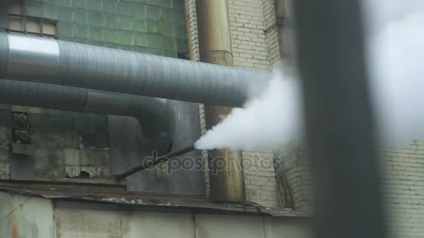 Vapor saliendo de una tubería de tubo — Vídeo de stock