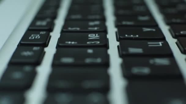 Mãos de mulher pressionando chaves em um laptop — Vídeo de Stock