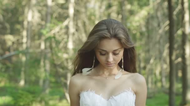 Cara de mujer de moda feliz con vestido de plumas — Vídeos de Stock