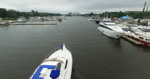 Gelukkig huwelijk paar op boot — Stockvideo