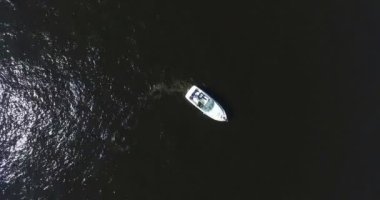 Lüks Powerboat suları ile seyir