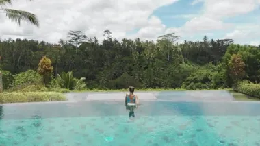 Sonsuz yüzme havuzunda dinlenen bir kadın