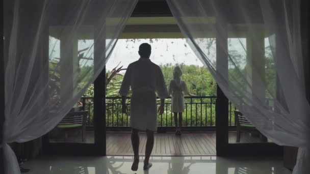 Par förälskade på balkongen — Stockvideo