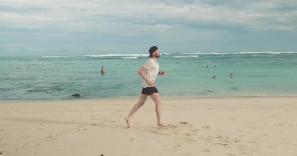 Man op het strand — Stockvideo