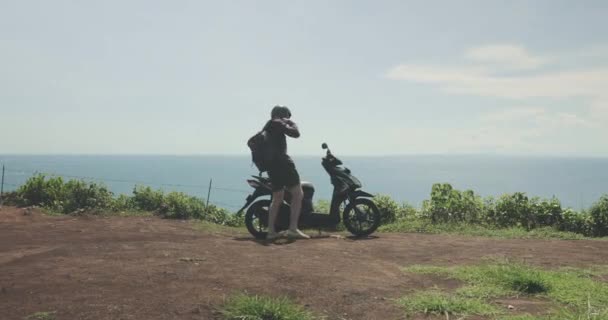 Traveller manusia pada skuter — Stok Video