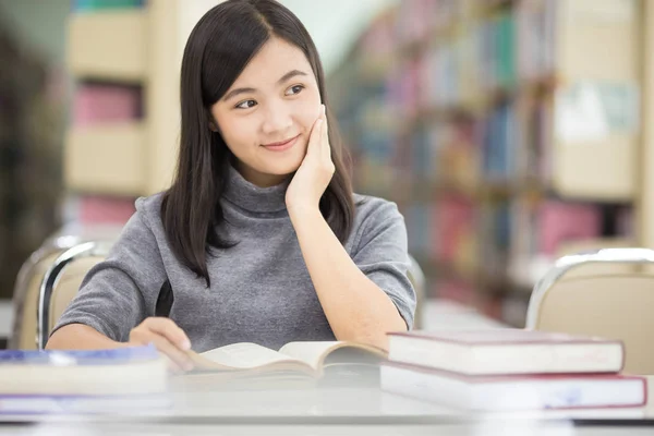 Donna che legge un libro in biblioteca — Foto Stock