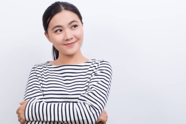 Asyalı kadın düşünme ve mutlu olarak izole beyaz arka plan