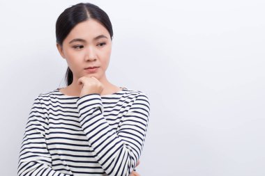 Beyaz arka plan üzerinde izole ciddi kadın