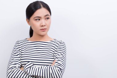 Beyaz arka plan üzerinde izole ciddi kadın